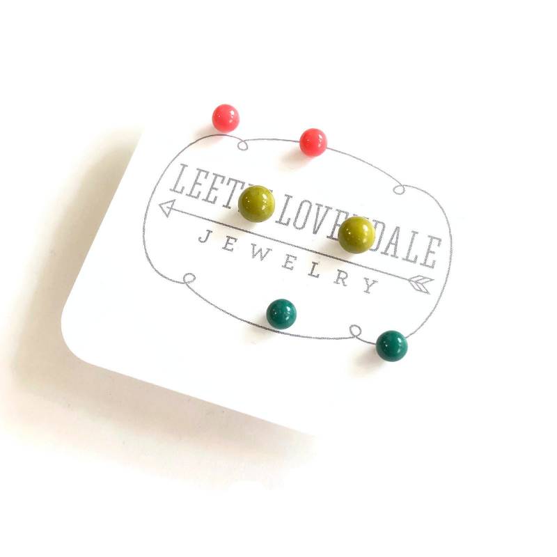 Olivgrüner Smaragd & Koralle Vintage Lucite Winzige Ohrstecker Set | 3 Paar von Leetie