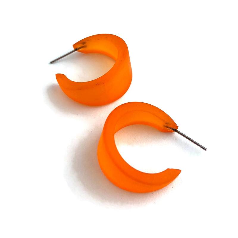 Orange Kleine Mattierte Acryl-Creolen | Marilyn Lucite Hoops Von Leetie Lovendale von Leetie