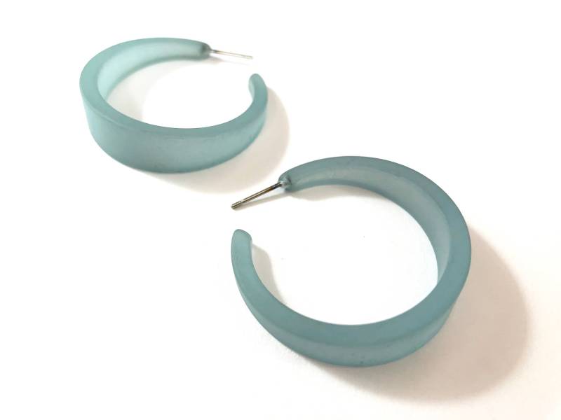 Petrol Mattierte Lucite Emily Creolen | Nachhaltige Upcycled Mode von Leetie