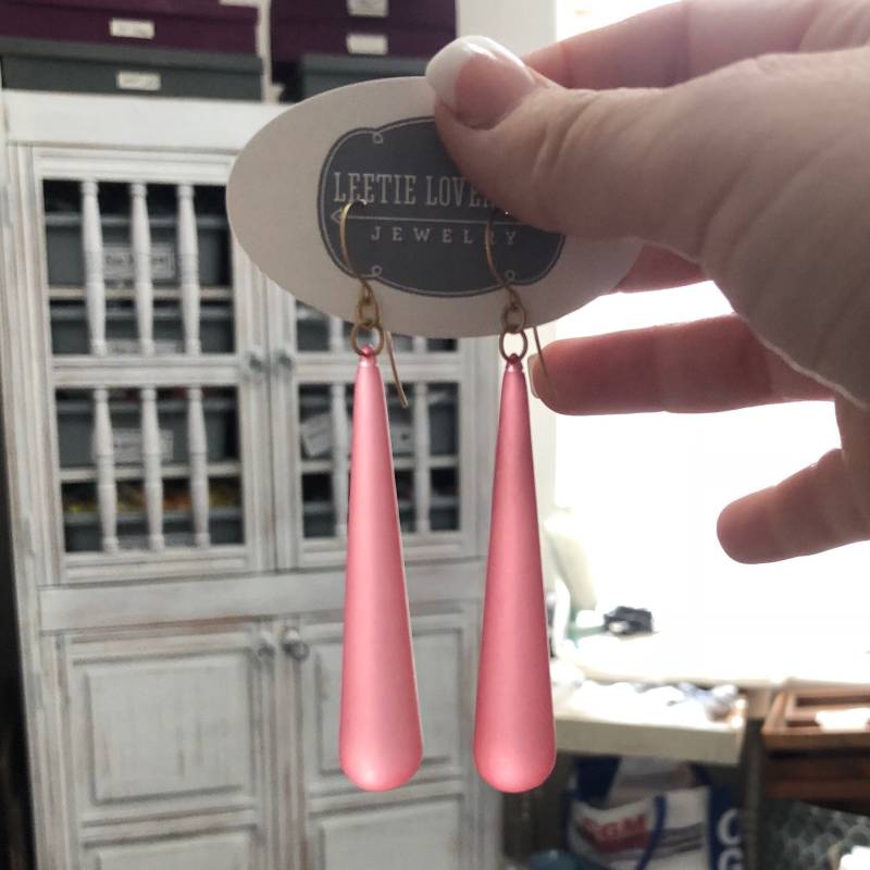 Preiselbeer Gefrostete Lange Tropfenförmige Ohrringe - Hergestellt Mit Handgefärbtem Vintage Lucite von Leetie