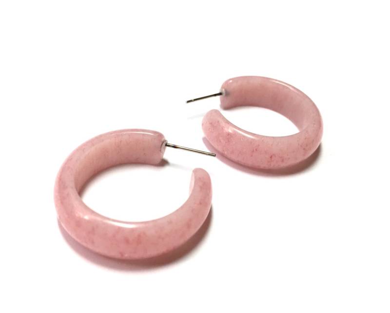 Rosa Creolen | Erdbeergranit Gesprenkelte Einfache Reifen Stein Wie Vintage Lucite von Leetie