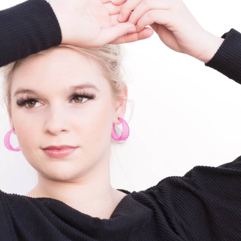 Rosa Große Marilyn Creolen | Gefrostetes Lucite, Handgefertigt Aus Vintage-Ware von Leetie