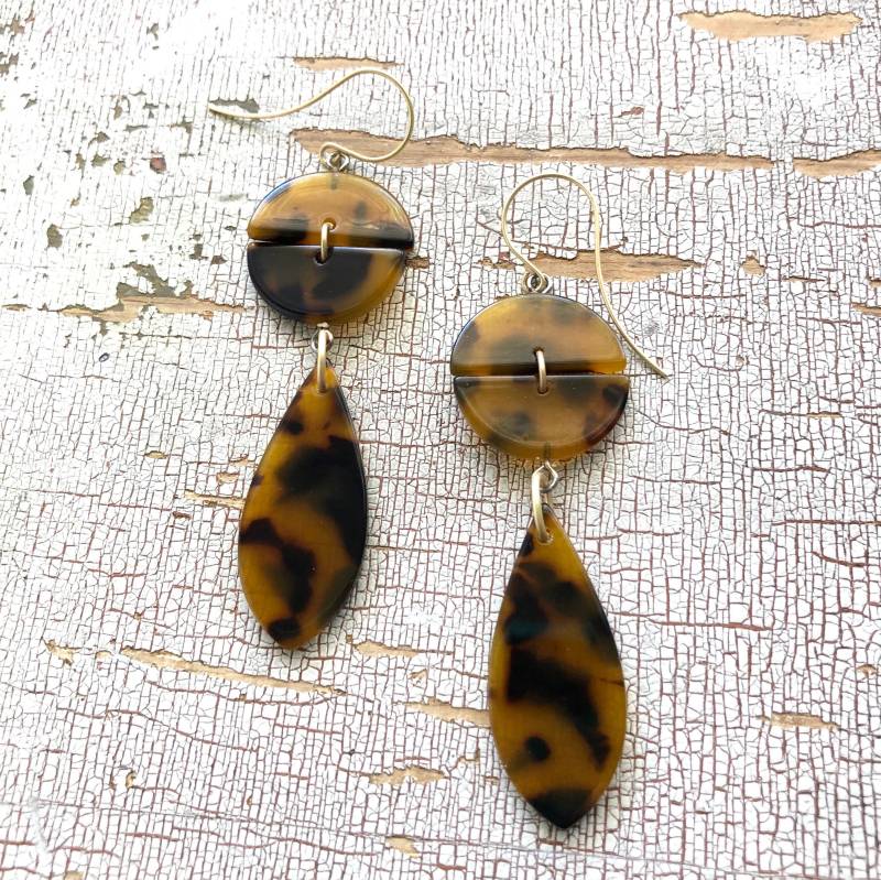 Schildkröten-Scharnier-Halbmond-Ohrhänger | Mattgoldfarbene Acryl-statement-Ohrringe von Leetie