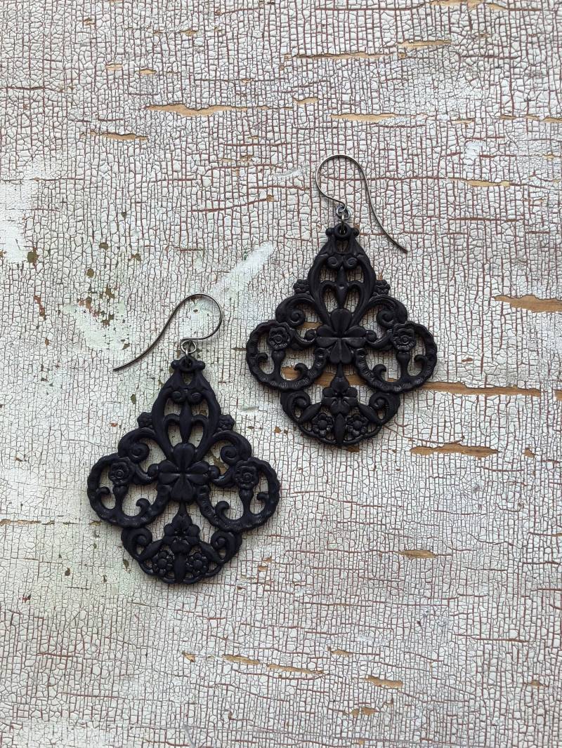 Schwarz Mattierte Filigrane Kronleuchter Lucite Statement Tropfenohrringe von Leetie