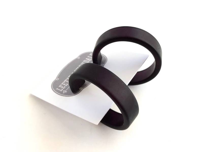 Schwarz Mattierte Portland Creolen | Vintage Lucite Ohrringe von Leetie