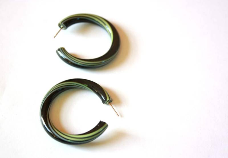 Schwarz Und Limette Grün Streifen Ohrringe von Leetie