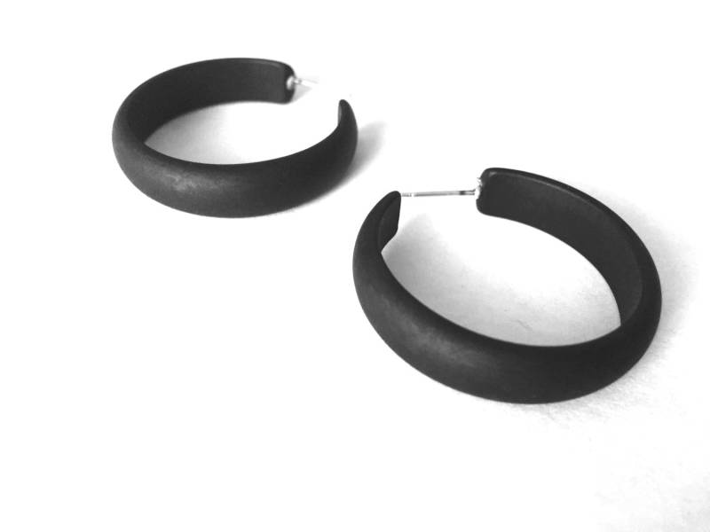 Schwarze Creolen | Gefrostete Jet Black Vintage Lucite Leetie Lovendale Midi Ohrringe von Leetie