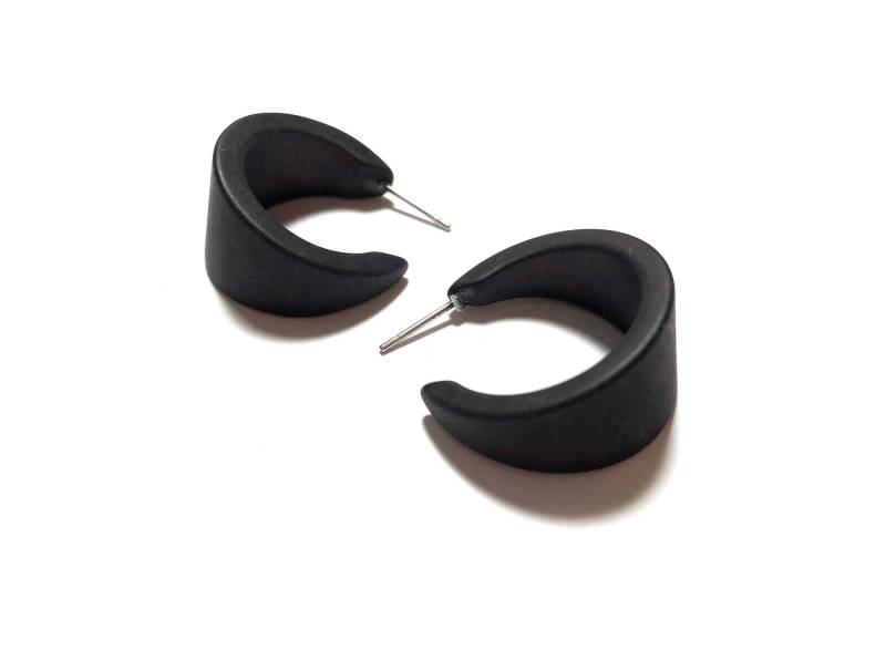 Schwarze Kleine Creolen | Der Marilyn-Reif Jet Schwarz Matt Lucite Hand Gemacht Mit Vintage Waren Schwarze Kleine Creolen | Der Marilyn-Reif Jet Schwarz Matt Lucite Hand Gemacht Mit Vintage Waren von Leetie