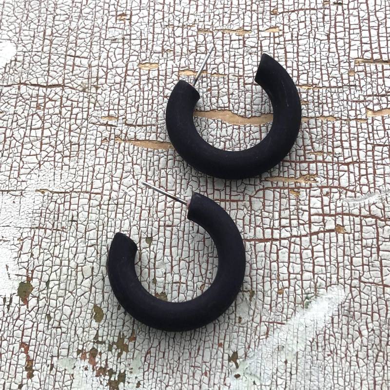 Schwarze Matte Lucite-Röhren-Creolen - Vintage-Lucite-Creolen von Leetie