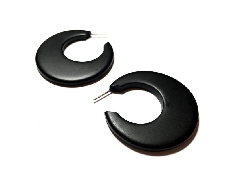 Schwarze Matte Mod Go Creolen von Leetie