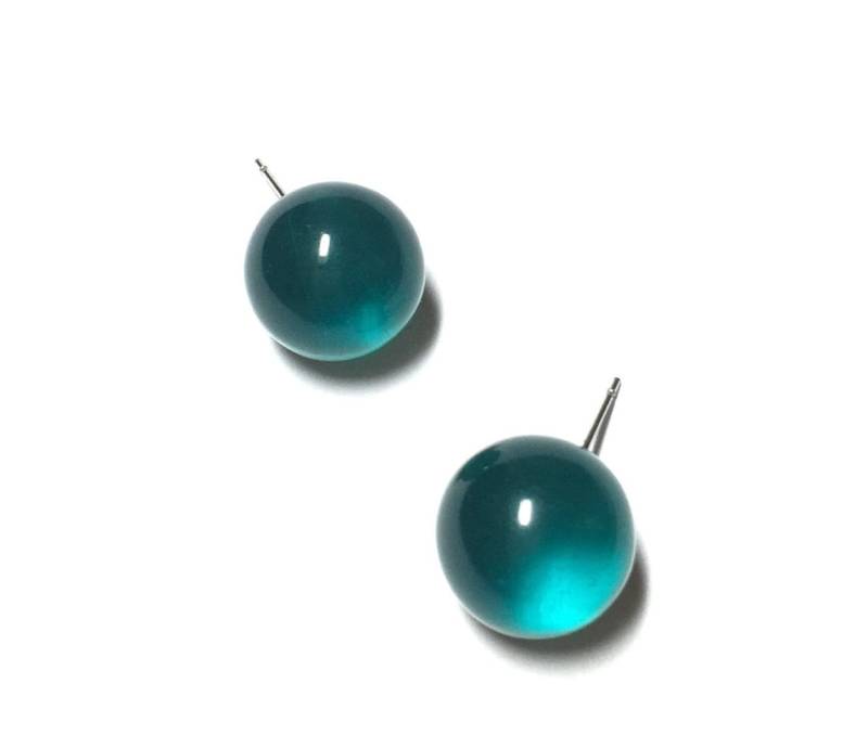 Smaragd Grün Transparent Ball Ohrstecker | Teal Grüne in Lucite von Leetie
