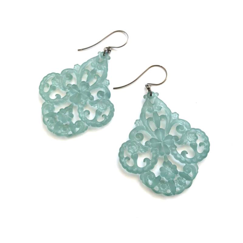 Teal Blau-Grün Mattierte Filigrane Kronleuchter Lucite Statement Tropfen-Ohrringe von Leetie