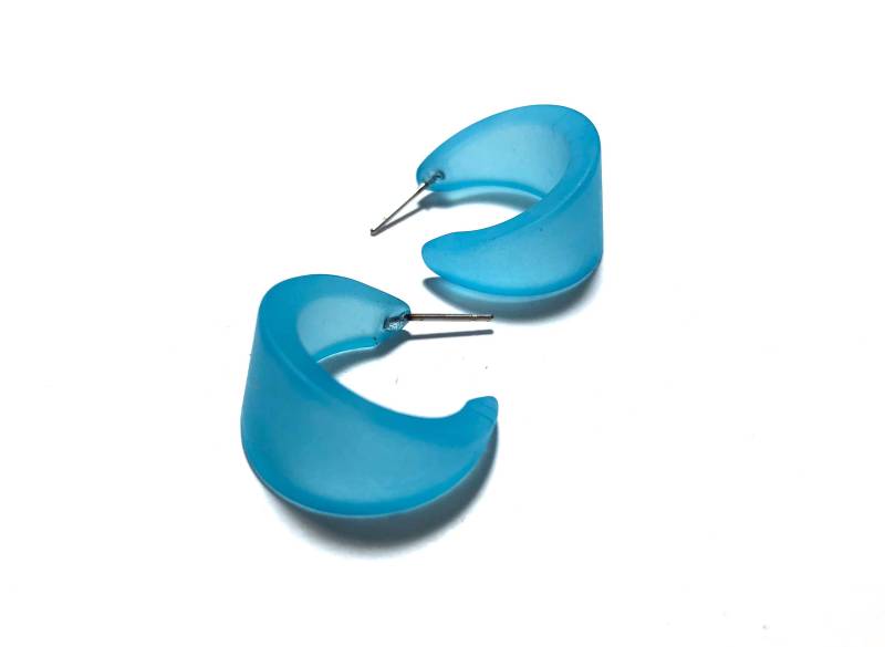 Türkise Kleine Creolen | Der Marilyn-Reifen Gefrostetes Lucite, Handgefertigt Aus Vintage-Ware von Leetie