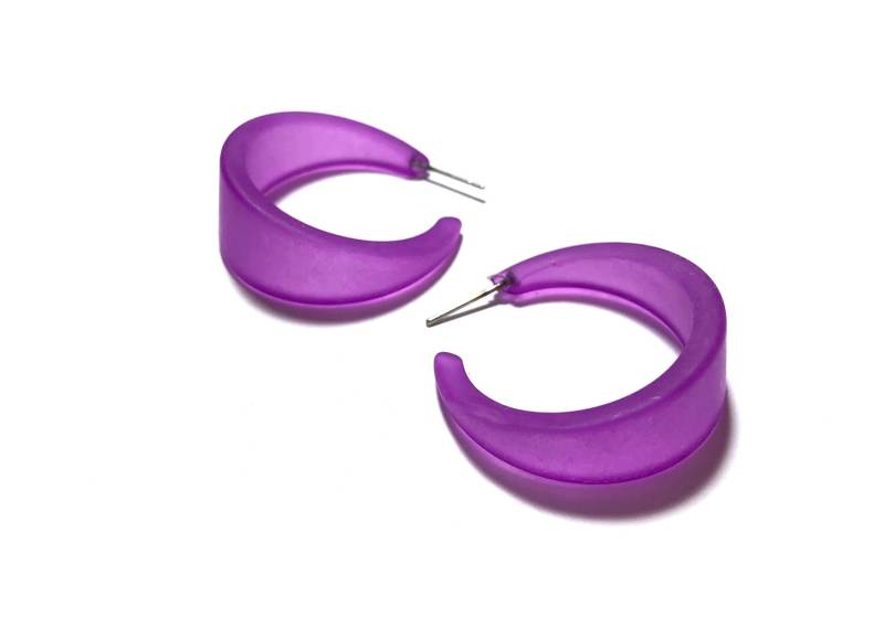 Violet Lila Marilyn Creolen | Gefrostete Lucite Hand Gemacht Mit Vintage Ware von Leetie