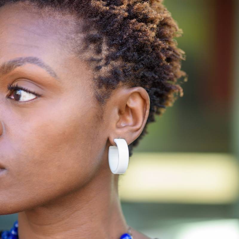 Weiße Glänzende Chandler Creolen | Leetie Lovendale - Hergestellt Aus Vintage-Lucite-Reifen von Leetie