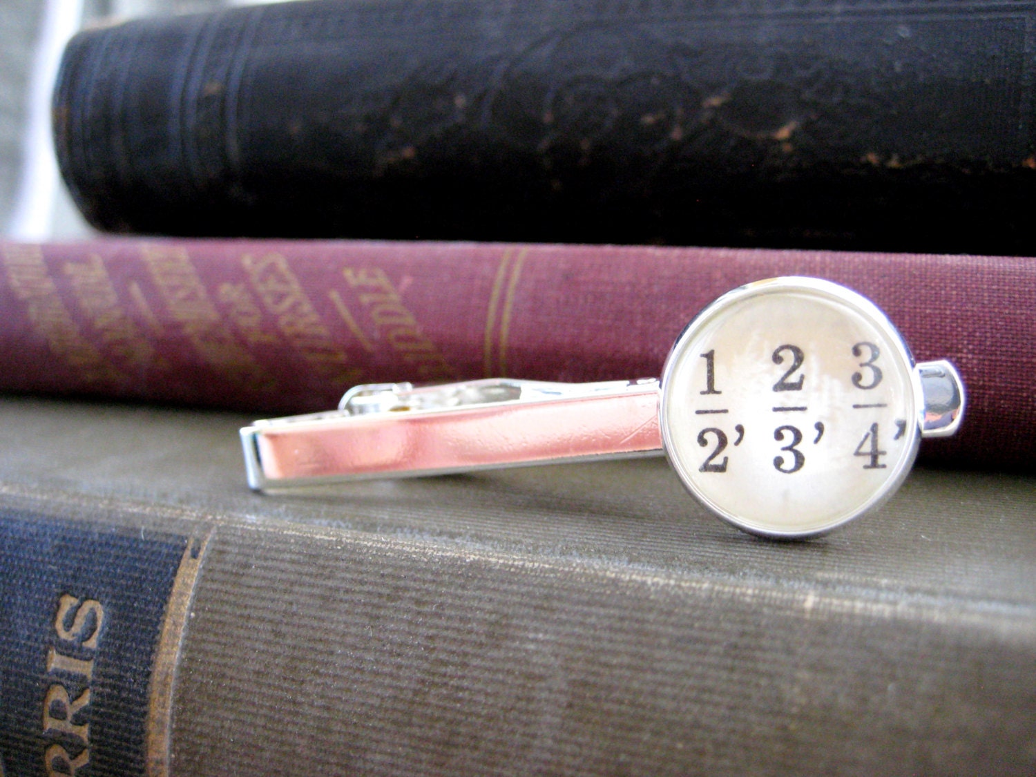 Brüche Mathematik Vintage Lehrbuch Silber Krawattenklammer Brüche Mathematik Vintage Lehrbuch Silber Krawattenklammer von LeftBrainRightBrain