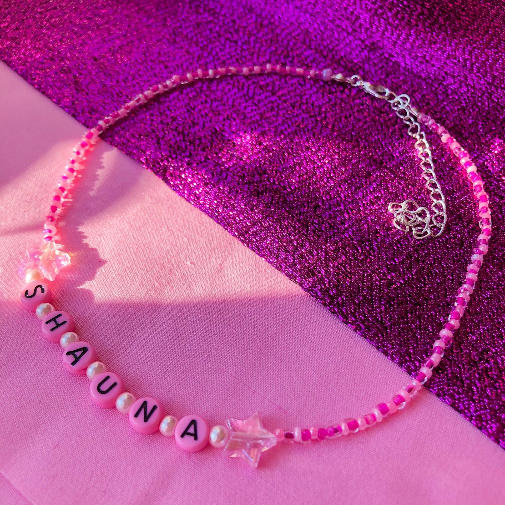 Benutzerdefinierte Name Perlenkette | Namenskette Buchstabenkette Rosa Hand Stern Personalisierbar Personalisiert Benutzerdefinierte Name Perlenkette | Namenskette Buchstabenkette Rosa Hand Stern Personalisierbar Personalisiert von Leftbians