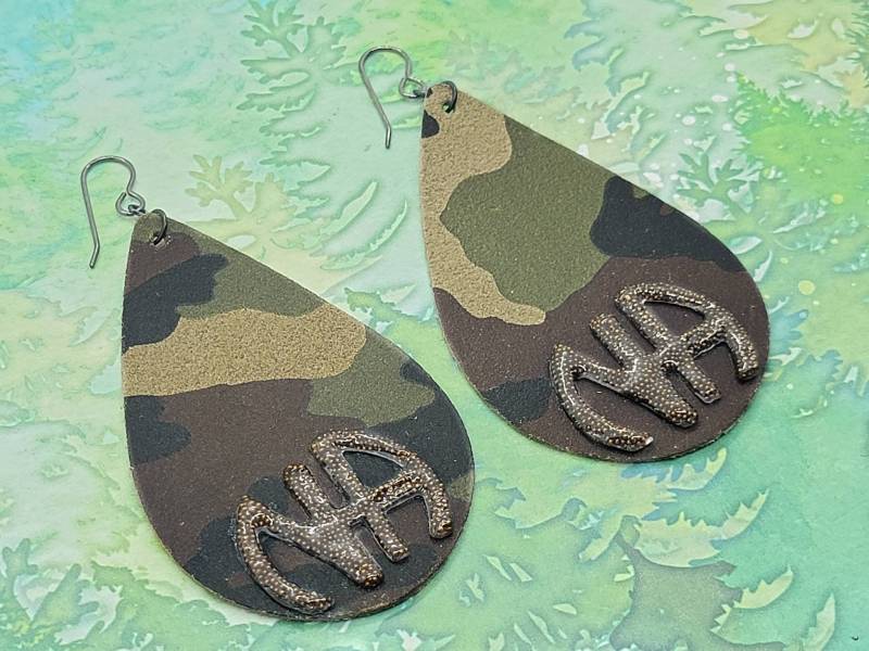 Na Recovery Sobriety Ohrringe Mit Camofarben Auf Echtem Leder, Handgemachtes Symbol Resin Und Microperlen Edelstahlhaken von LeftofCenterJewels