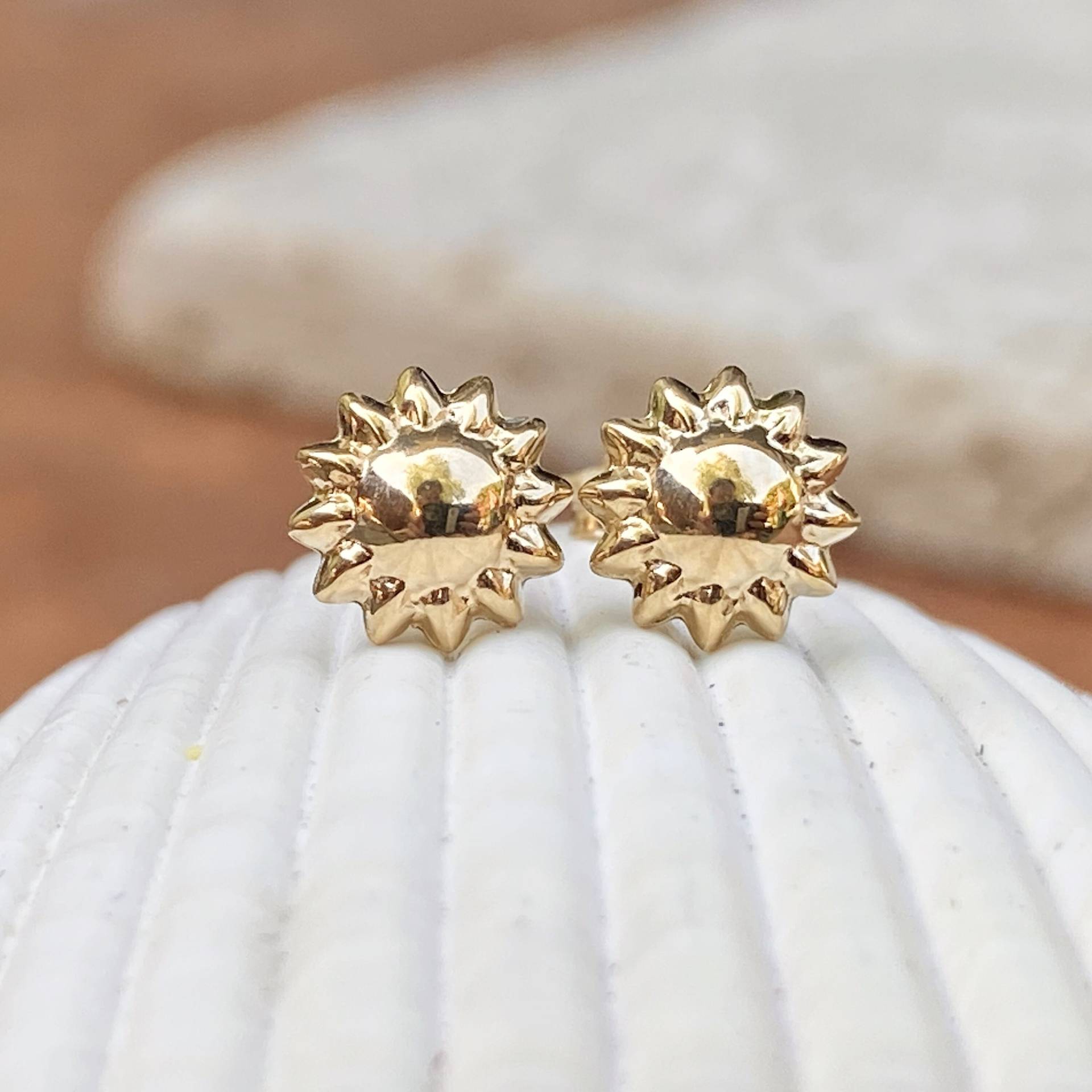 14Kt Gelbgold Mini Shiny Sunflower Post Ohrstecker Neu Minimal von LegacySaintJewelry