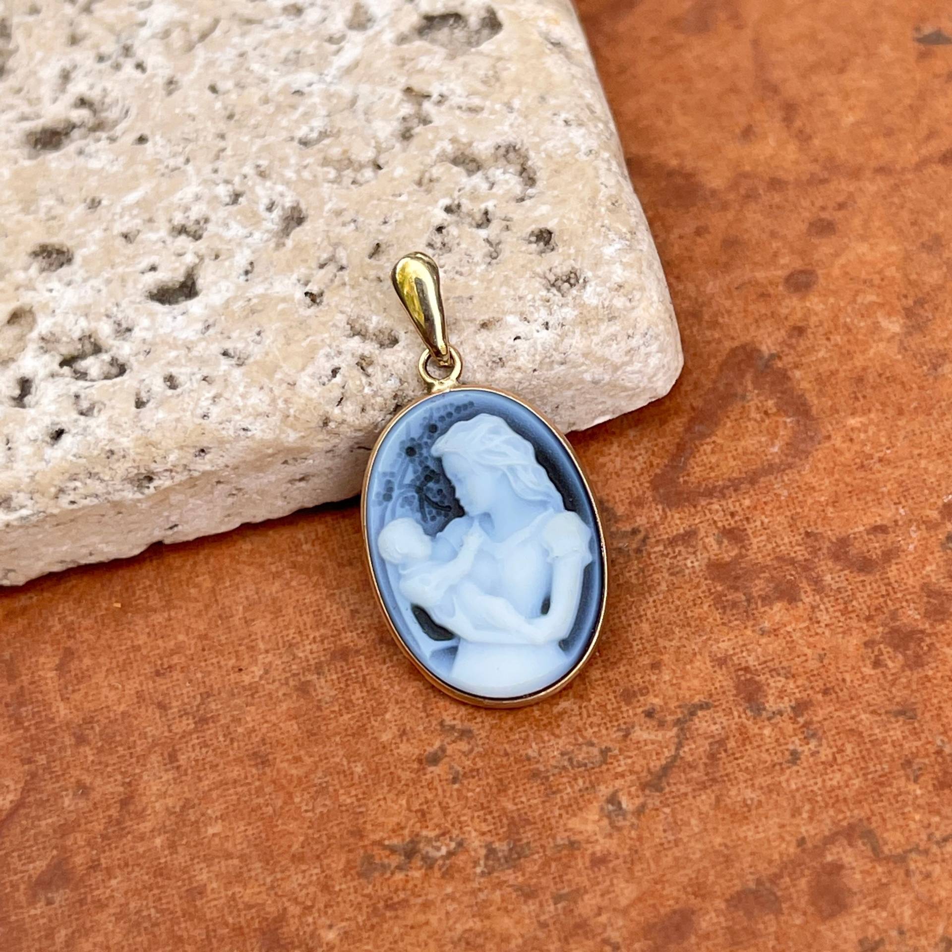 14Kt Gelbgold Mutter + Baby Geschnitzte Blaue Und Weiße Achat Oval Cameo Anhänger Charm 22mm von LegacySaintJewelry