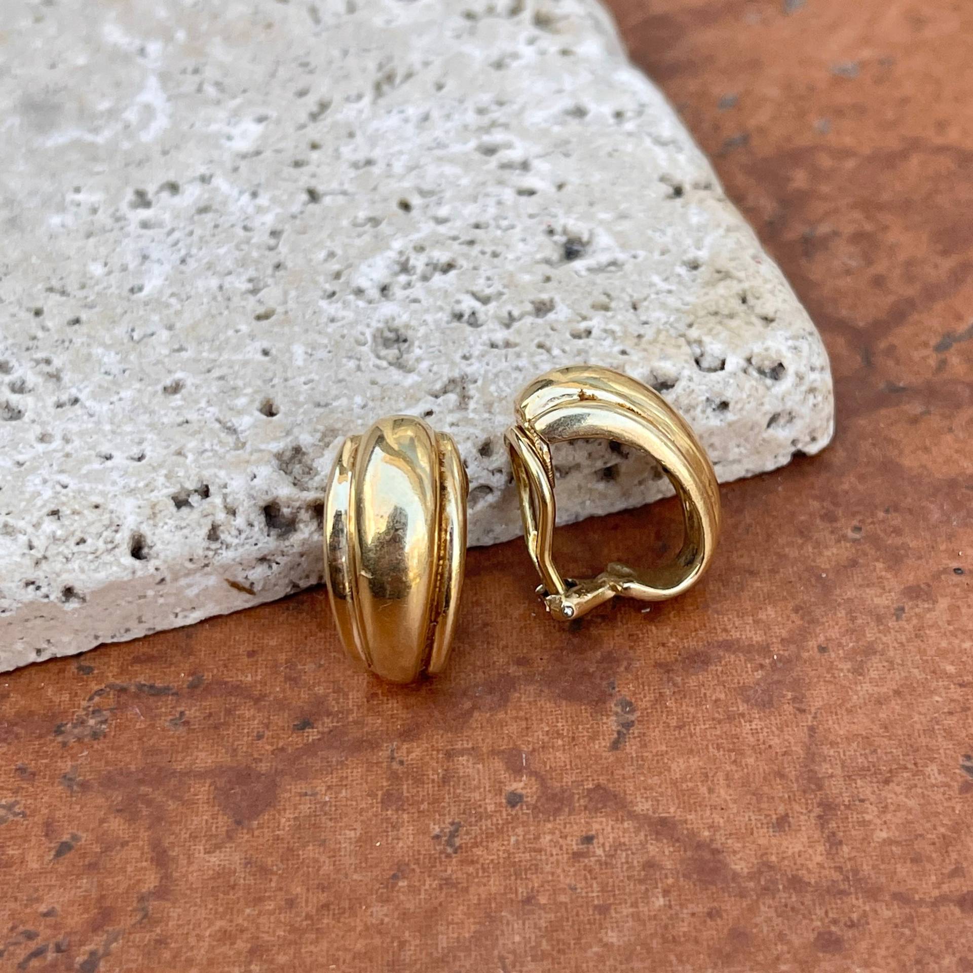 Nachlass 14Kt Gelbgold Glänzend Gerippte Gewellte Omega Zurück Halben Hoop Ohrringe Austauschbar Stil Clip-On von LegacySaintJewelry