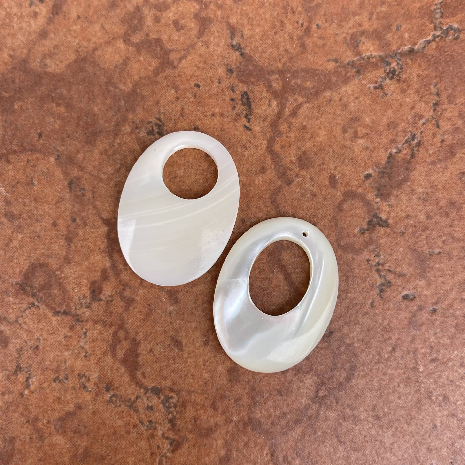 Nachlass Echte Perlmutt Oval Hooplet Anhänger Charme Austauschbare Paar 2 Ohrring Oder Loch Auf Einem Nachlass Echte Perlmutt Oval Hooplet Anhänger Charme Austauschbare Paar 2 Ohrring Oder Loch Auf Einem von LegacySaintJewelry