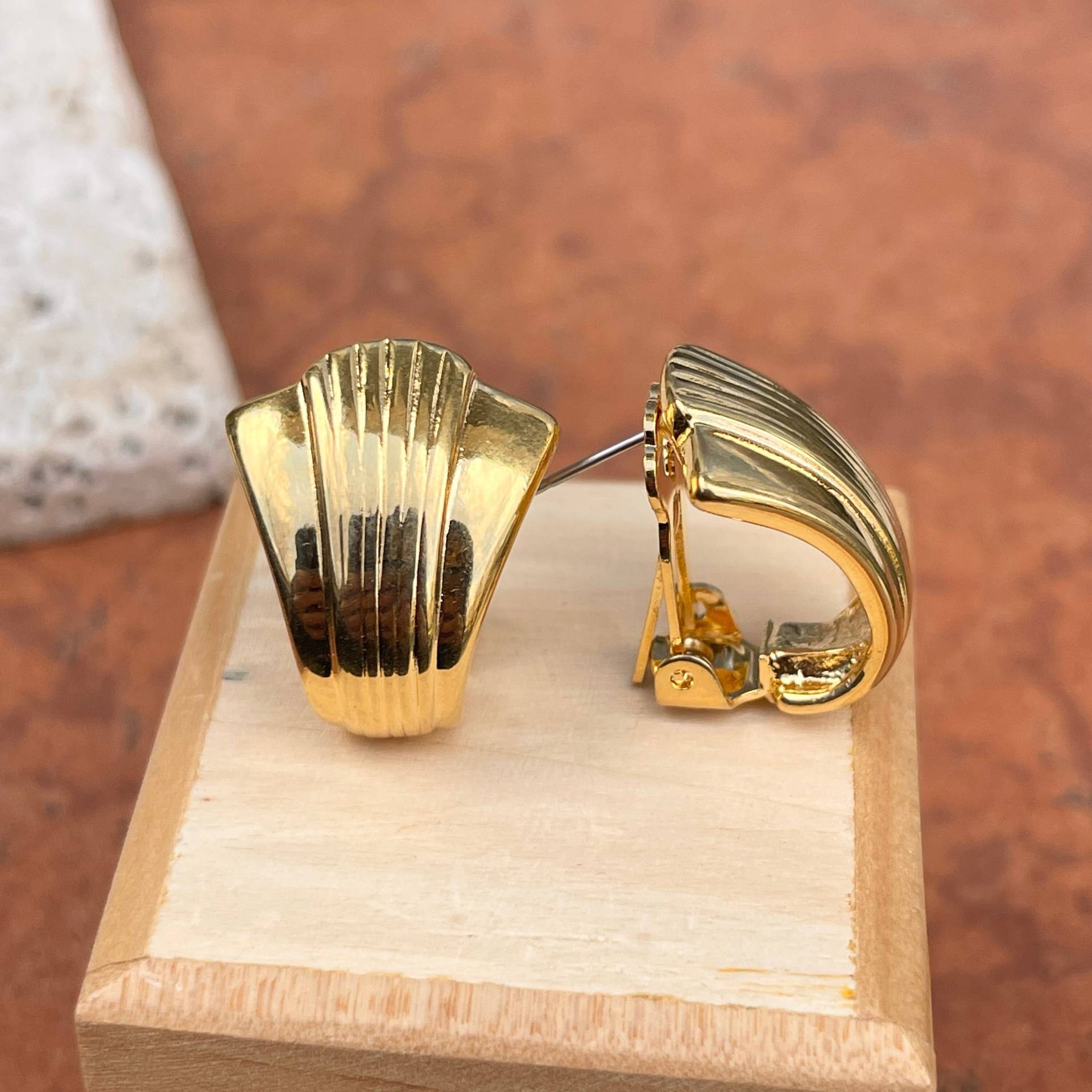 Nachlass Gelb Kenneth J Lane Kjl Gold Tone Ribbed Swirl Corrugated Fan Style Omega Zurück Ohrringe 1 Paar Austauschbar Ohne Steine Nachlass Gelb Kenneth J Lane Kjl Gold Tone Ribbed Swirl Corrugated Fan Style Omega Zurück Ohrringe 1 Paar Austauschbar Ohne Steine von LegacySaintJewelry