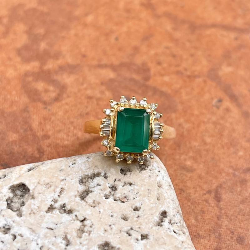 Nachlass Vintage 14Kt Gelbgold 2, 00 Ct Lab Emerald-Cut Smaragd + Baguette Runde Diamant Halo Ballerina Ring Größe 7, 5 von LegacySaintJewelry
