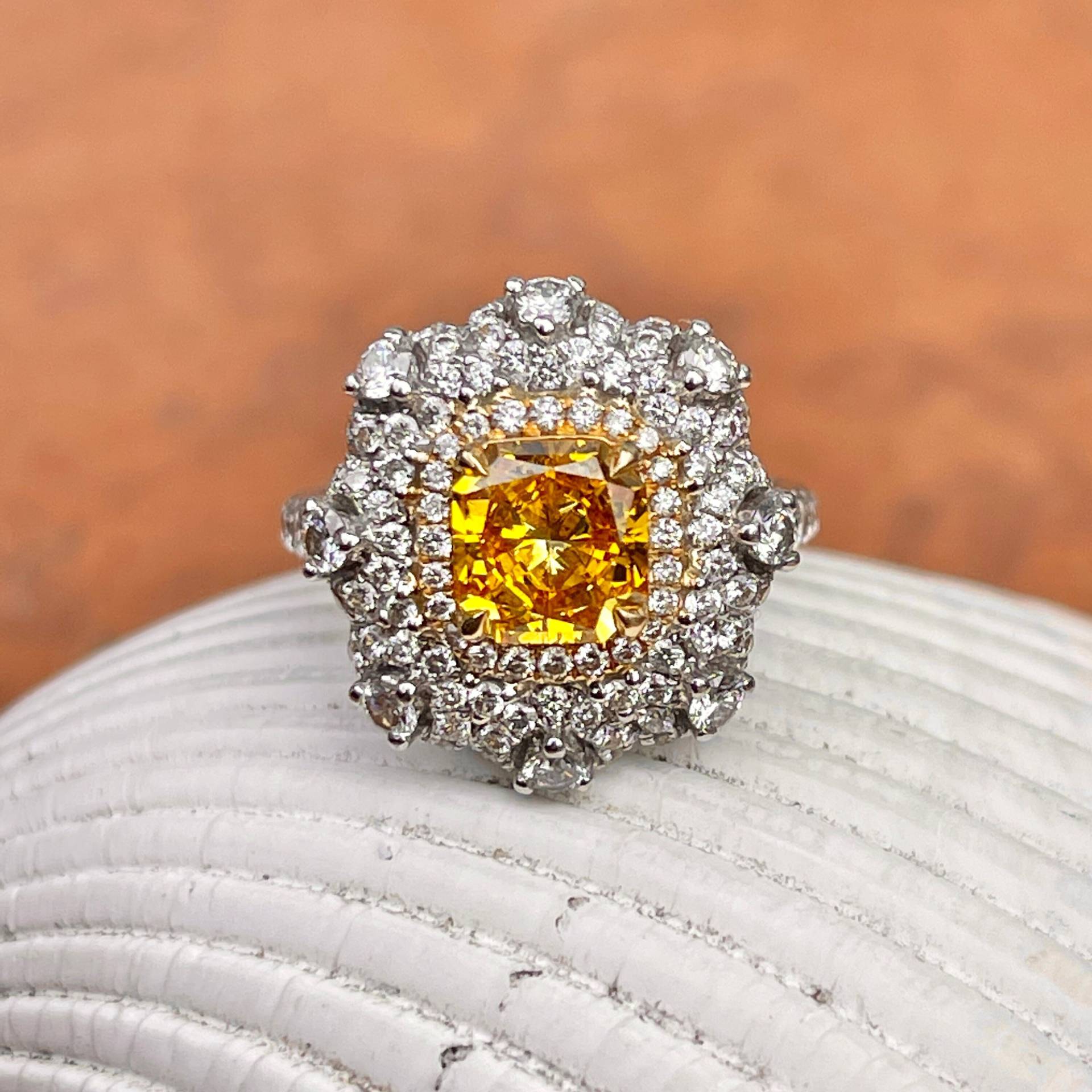 Nachlass Vintage Große 18Kt Weißgold Pave Diamant Halo Runden 1, 25 Ct + Oval 1, 42 Gelb Intensiver Lebendiger Statement Ring Größe 6, 25 von LegacySaintJewelry