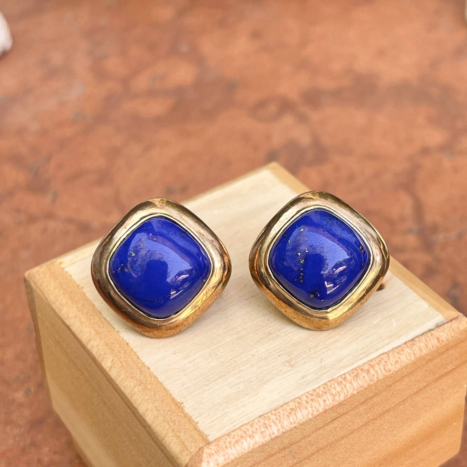 Vintage 14Kt Gelbgold Cabochon Abgerundetes Quadrat Echte Blaue Lapis Omega Ohrringe Austauschbar Lünette von LegacySaintJewelry