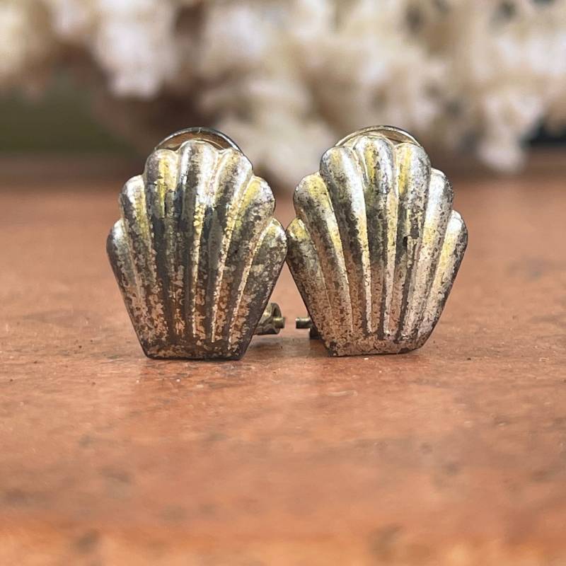 Vintage Patina Silber Tone Gerippte Fächer Gewellte Stil Omega Zurück Ohrringe 1 Paar von LegacySaintJewelry