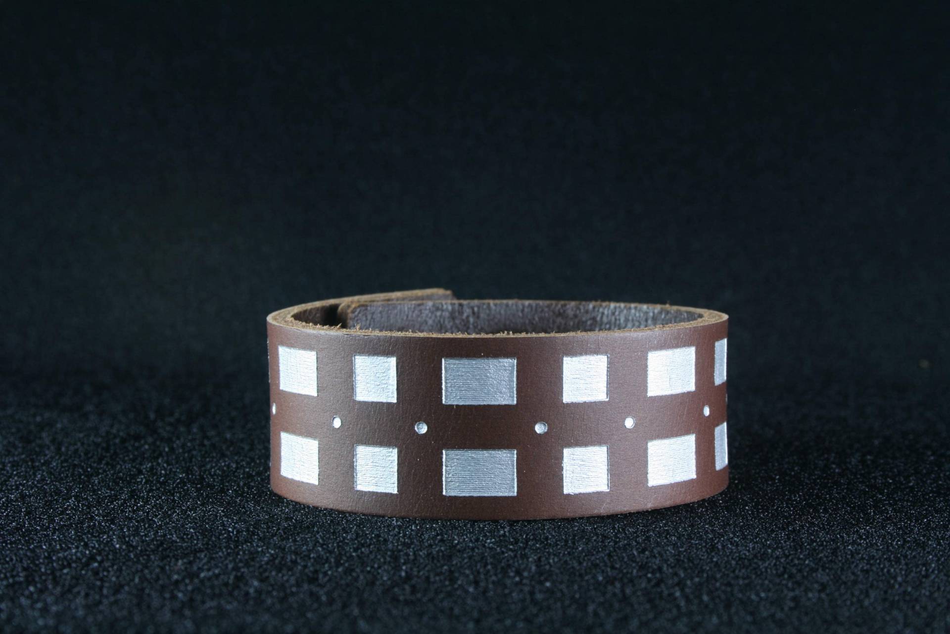 "Chewbacca Bandolier "Co-Lotah" Armband Handbemalte Ledermanschette." "Chewbacca Bandolier "Co-Lotah" Armband Handbemalte Ledermanschette." von LegendaryCostumeWrkz