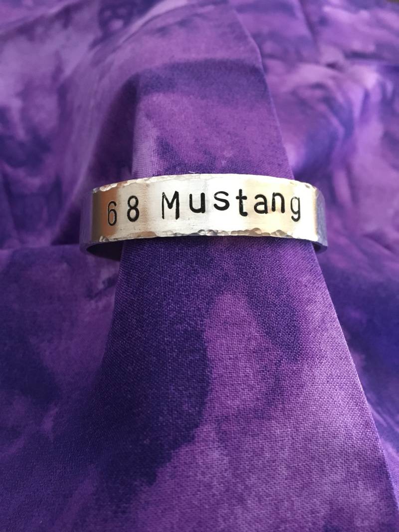 68 Mustang, Manschette Armband, Texured, Aluminium, Einzigartige Geschenk-Idee Für Den Classisc Autobesitzer von LegendsJewelry