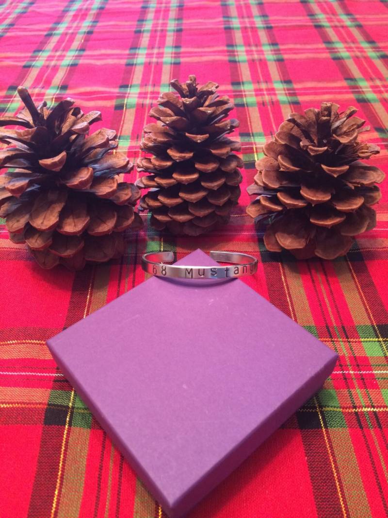 68 Mustang Aluminium Manschette Armband, Geschenk Tolles von LegendsJewelry