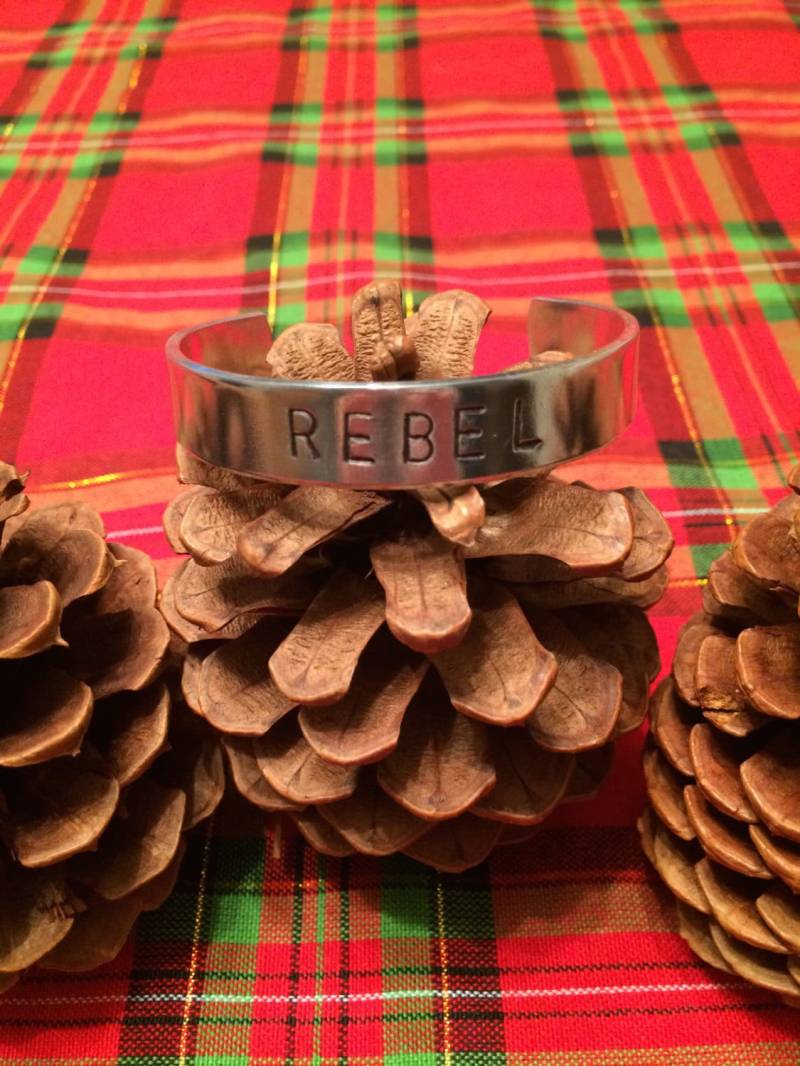 Aluminium Manschette Armband, Rebel, Hand Stempel, Tolle Geschenkidee von LegendsJewelry
