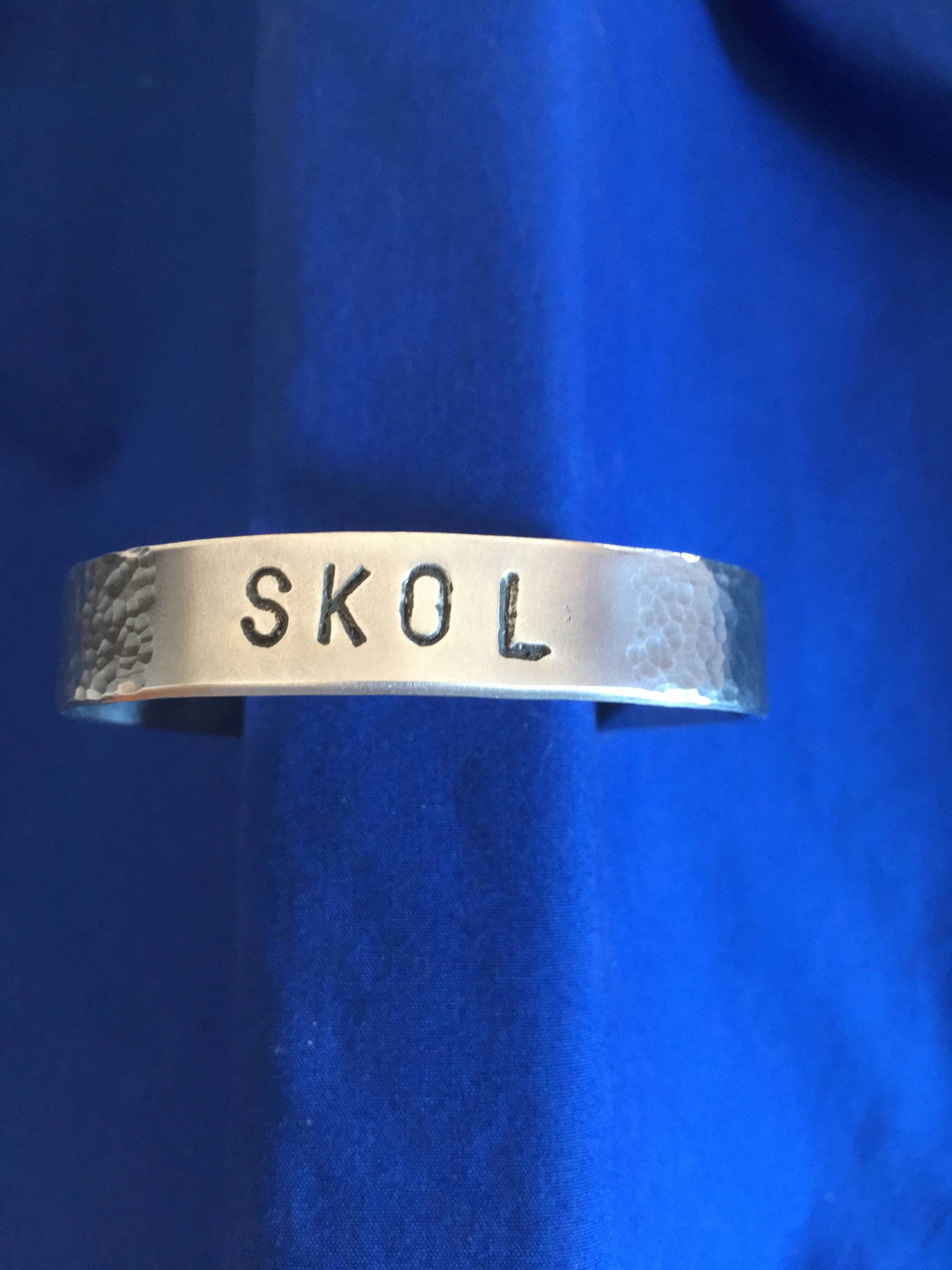 Skol Aluminium Manschette Armband, Macht Eine Einzigartige Geschenkidee Skol Aluminium Manschette Armband, Macht Eine Einzigartige Geschenkidee von LegendsJewelry