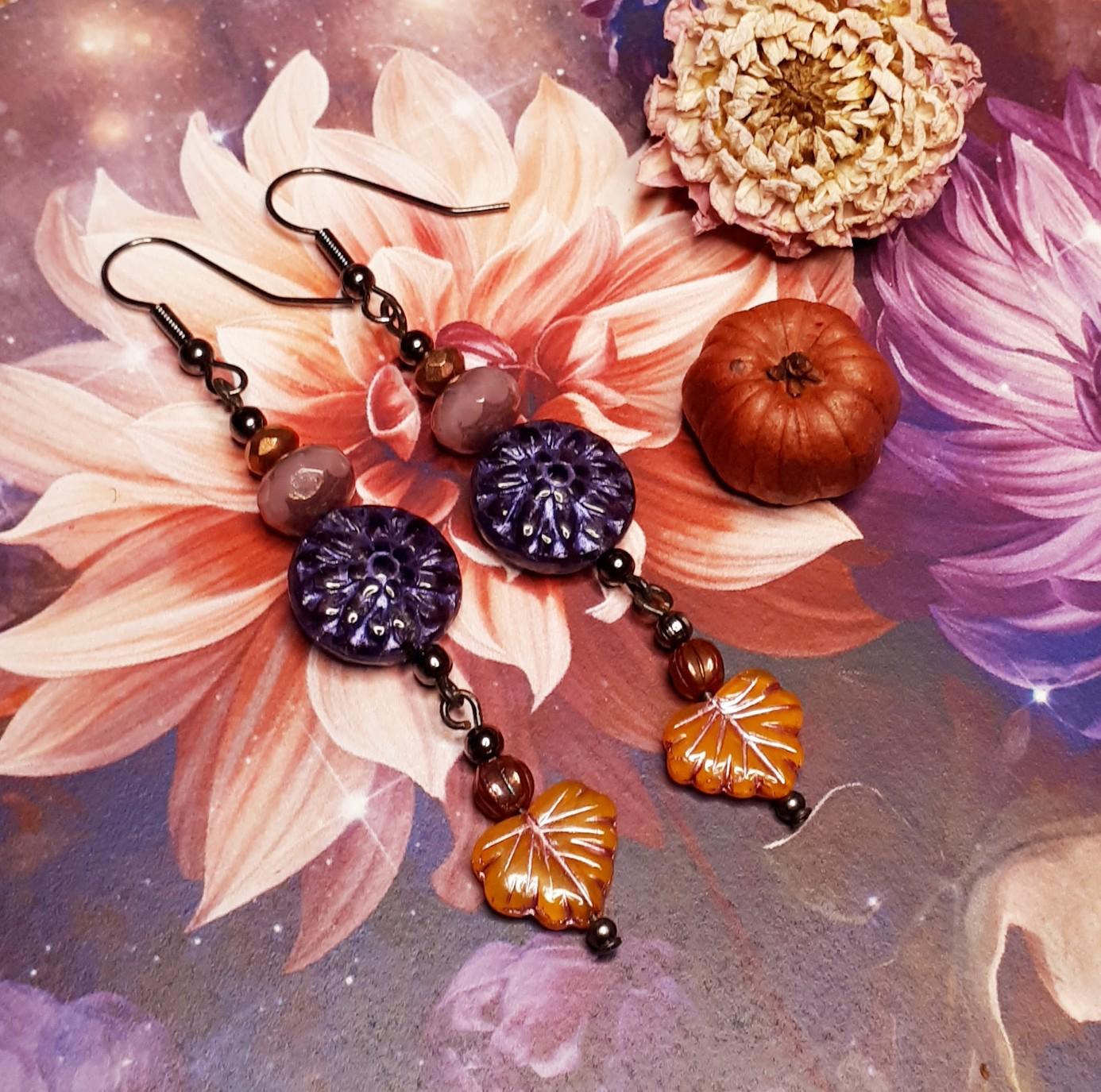 October Dahlia Xiv Ohrringe Ohrhänger Blatt Blätter Dahlie Glasperlen Rosa Lila Violett Orange Kürbis Herbst Autumn October Dahlia Xiv Ohrringe Ohrhänger Blatt Blätter Dahlie Glasperlen Rosa Lila Violett Orange Kürbis Herbst Autumn von LegendsOfTheWoods