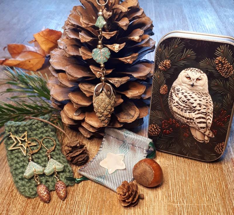 Wintersonnenwende Ii Yule Jul Set Ohrringe Stern Zapfen Zweig Blatt Nuss Ornament Schneeeule Metalldose von LegendsOfTheWoods
