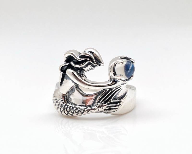 Handgemachter Sterling Silber Meerjungfrau Ring Mit Regenbogen Mondstein von LegendsSilver