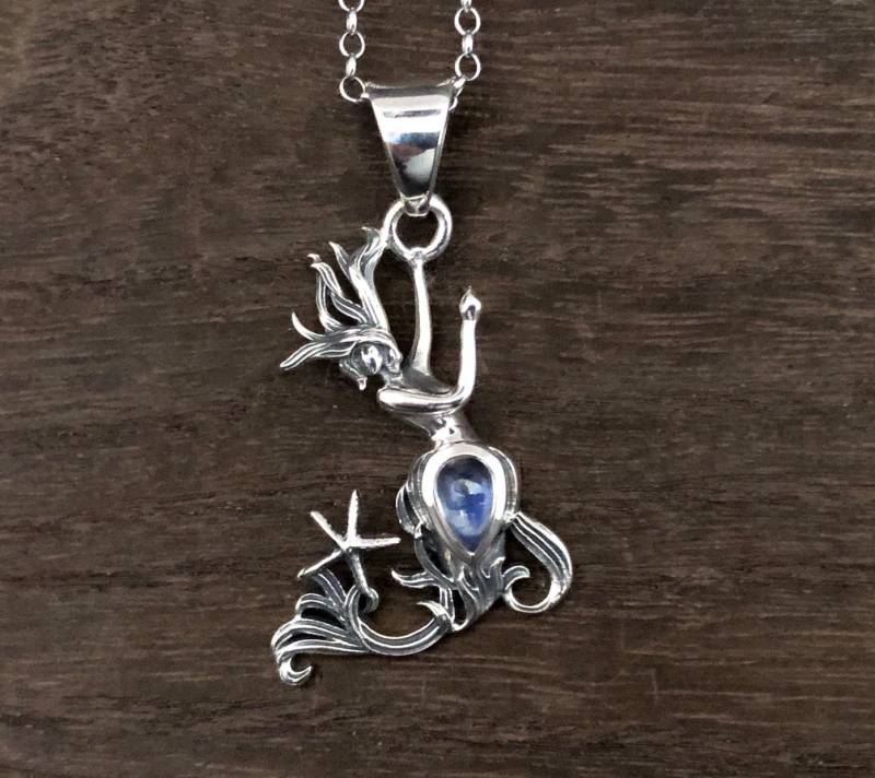 sterling Silber Meerjungfrau Anhänger Mit Regenbogen Mondstein Seestern von LegendsSilver