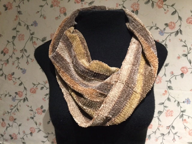 Handgewebter Loop-Schal-Beige, Braune Chenille Handgewebter Loop-Schal-Beige, Braune Chenille von LegereWear