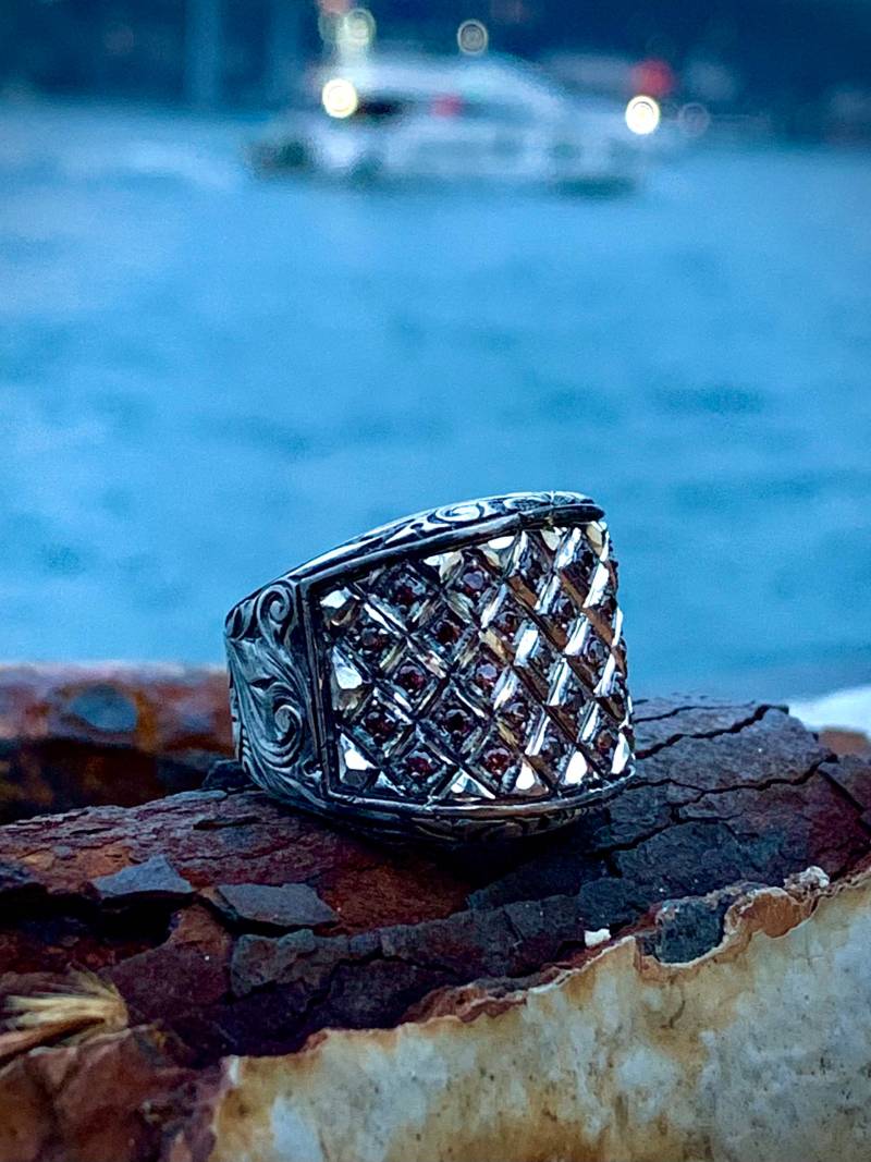 Rauchbrauner Stein. Handgeschnitzt. 925 Sterling Silber. Einzigartiger Männerring. Stil Herrenring. Gothic Ring.handgefertigter Ring von LeggendaJewelry