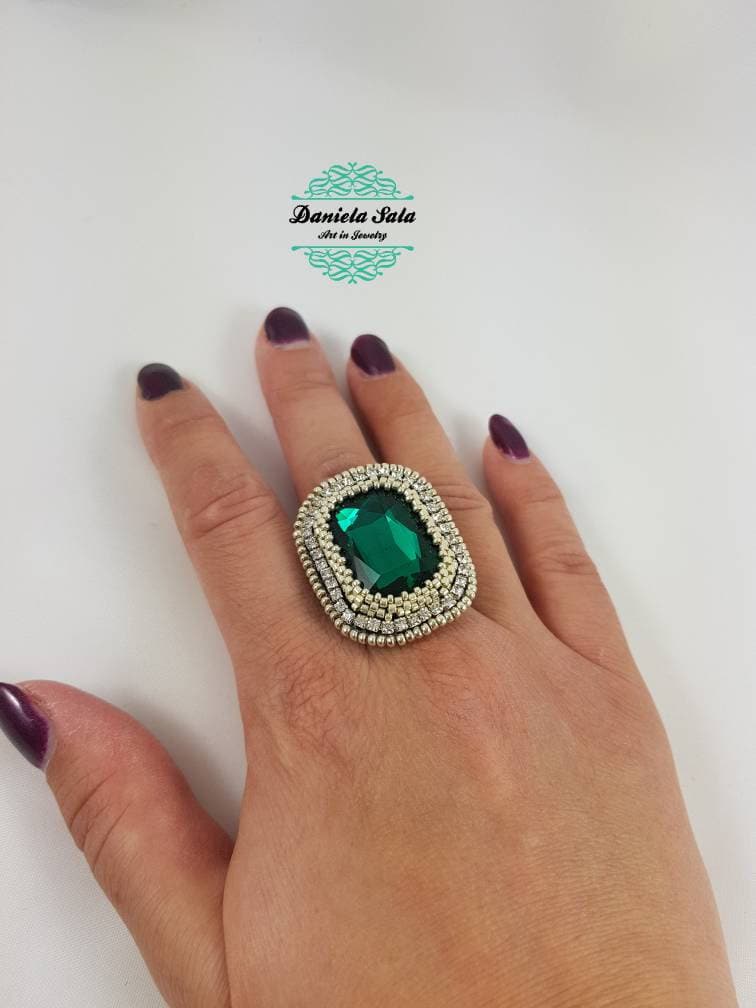 Verstellbarer Maxiring Mit Smaragdgrünem Kristall von Legioiedidani