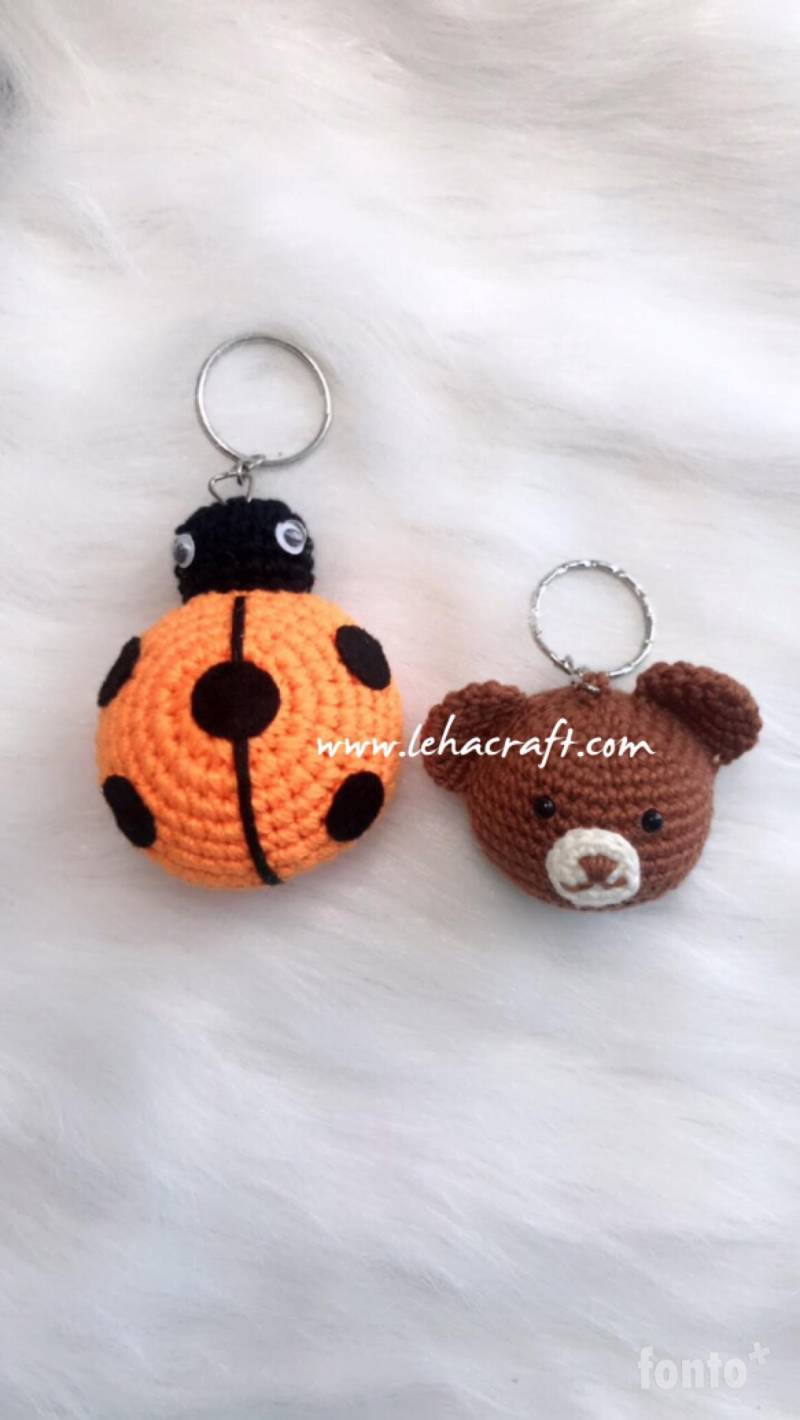 Set Aus 2 Stück Gehäkelte Schlüsselanhänger Mit Käfer Und Teddybär, Reine Handarbeit von LehaCraft