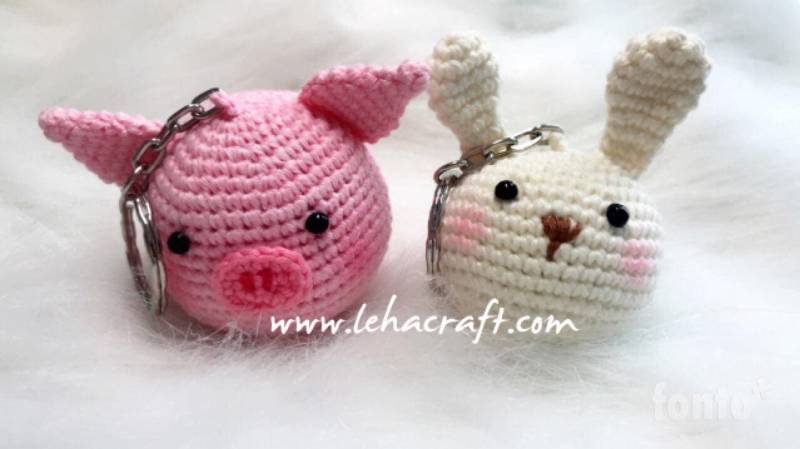 Set Aus 2 Stück Gehäkelten Hasen Und Schweinen Schlüsselanhänger, Kleines Süßes Geschenk von LehaCraft