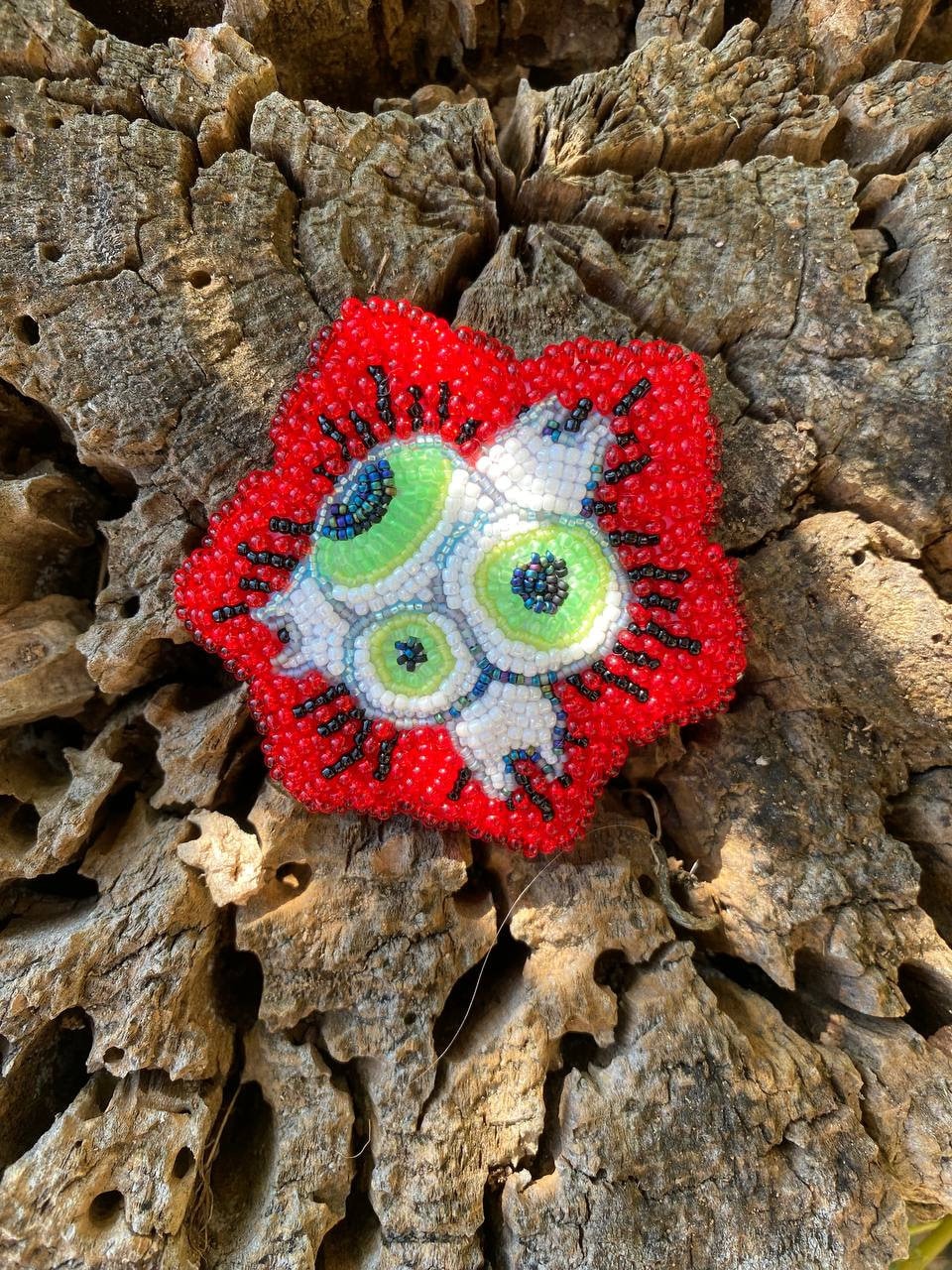 Allsehende Blume - Perlenbrosche | Perlenstickerei, Handgemachter Schmuck, Pin, Geschenk von LeiSolar
