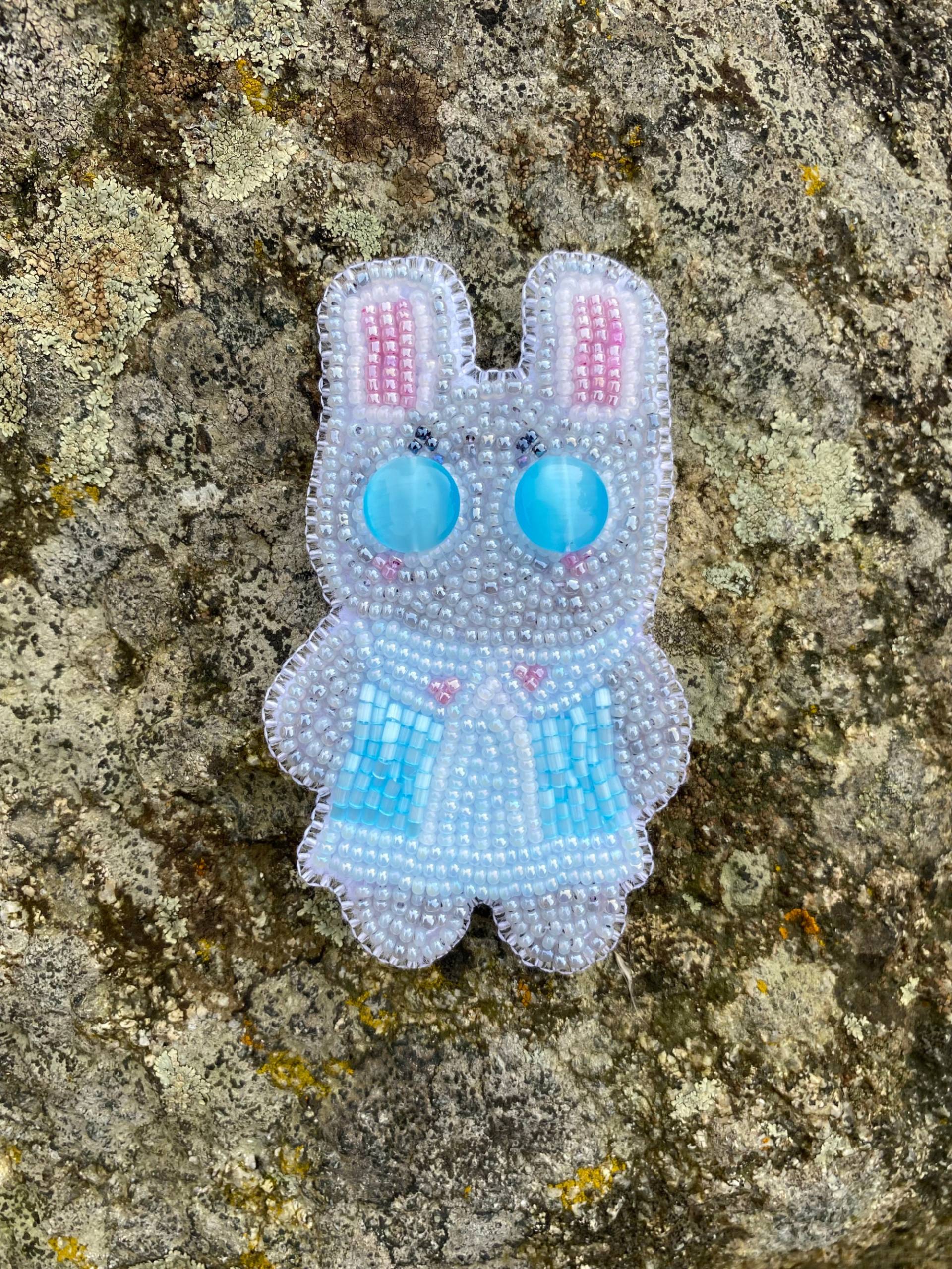 Grauer Hase Im Kleid - Perlenbrosche Perlenstickerei, Handgemachter Schmuck, Geschenk Für Tierliebhaber von LeiSolar