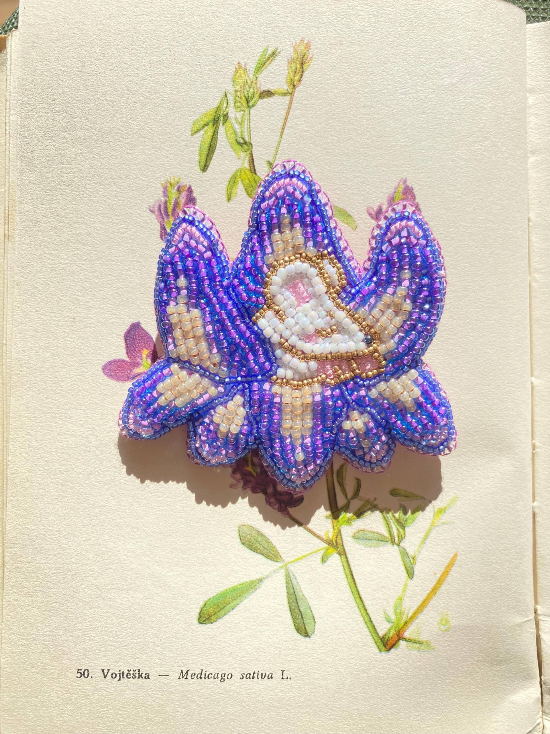 Maus Schläft in Einer Irisblume - Perlenbrosche | Perlenstickerei, Handgemachter Schmuck, Pin, Geschenk Mäuseliebhaber von LeiSolar