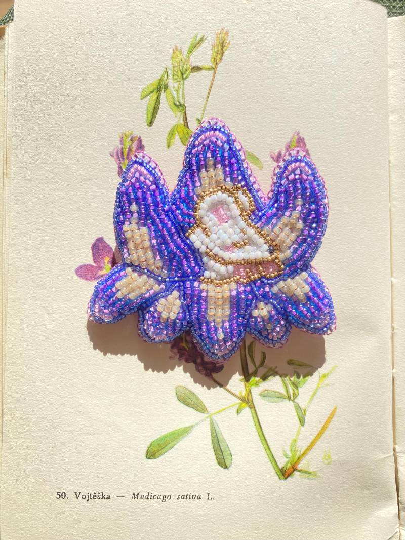 Maus Schläft in Einer Irisblume - Perlenbrosche | Perlenstickerei, Handgemachter Schmuck, Pin, Geschenk Mäuseliebhaber von LeiSolar