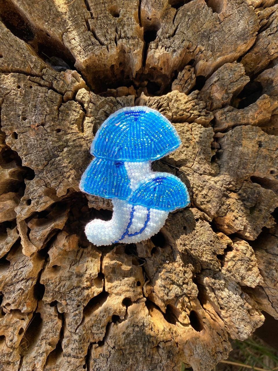 Pixie Sonnenschirm Pilz - Brosche | Perlenstickerei, Handgemachter Schmuck, Pin, Geschenk Für Pilzliebhaber von LeiSolar